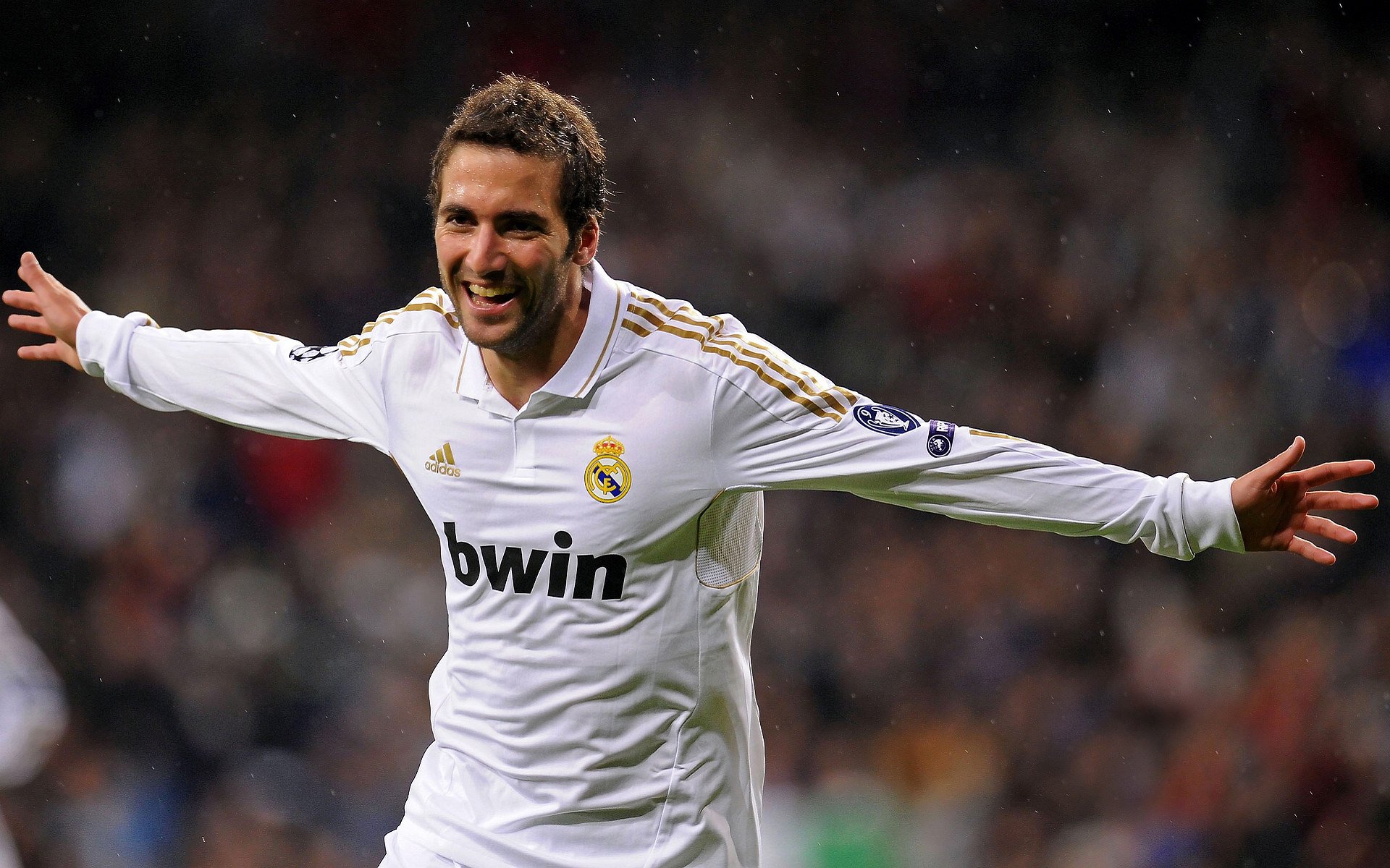 拜仁中场防守拦截成功率极高，拜仁中场球员